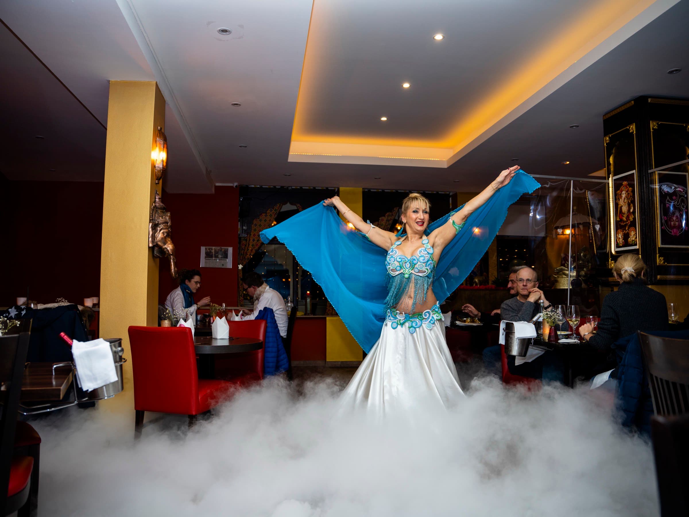 Bauchtanz-Show zwischen den Gästen im indischen Restaurant GOA Hamburg
